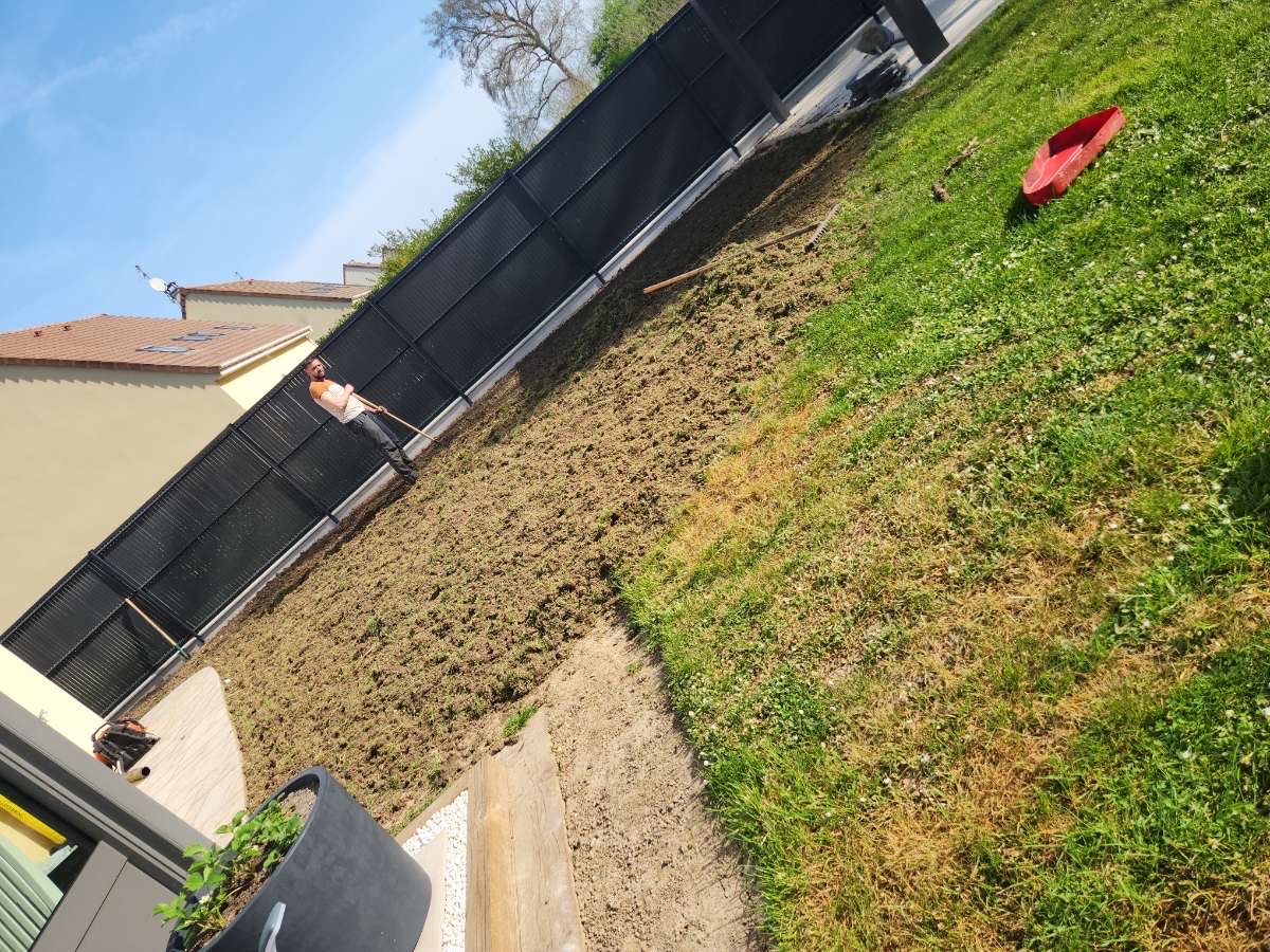 Rénovation de pelouse en cours dans un jardin résidentiel en Essonne