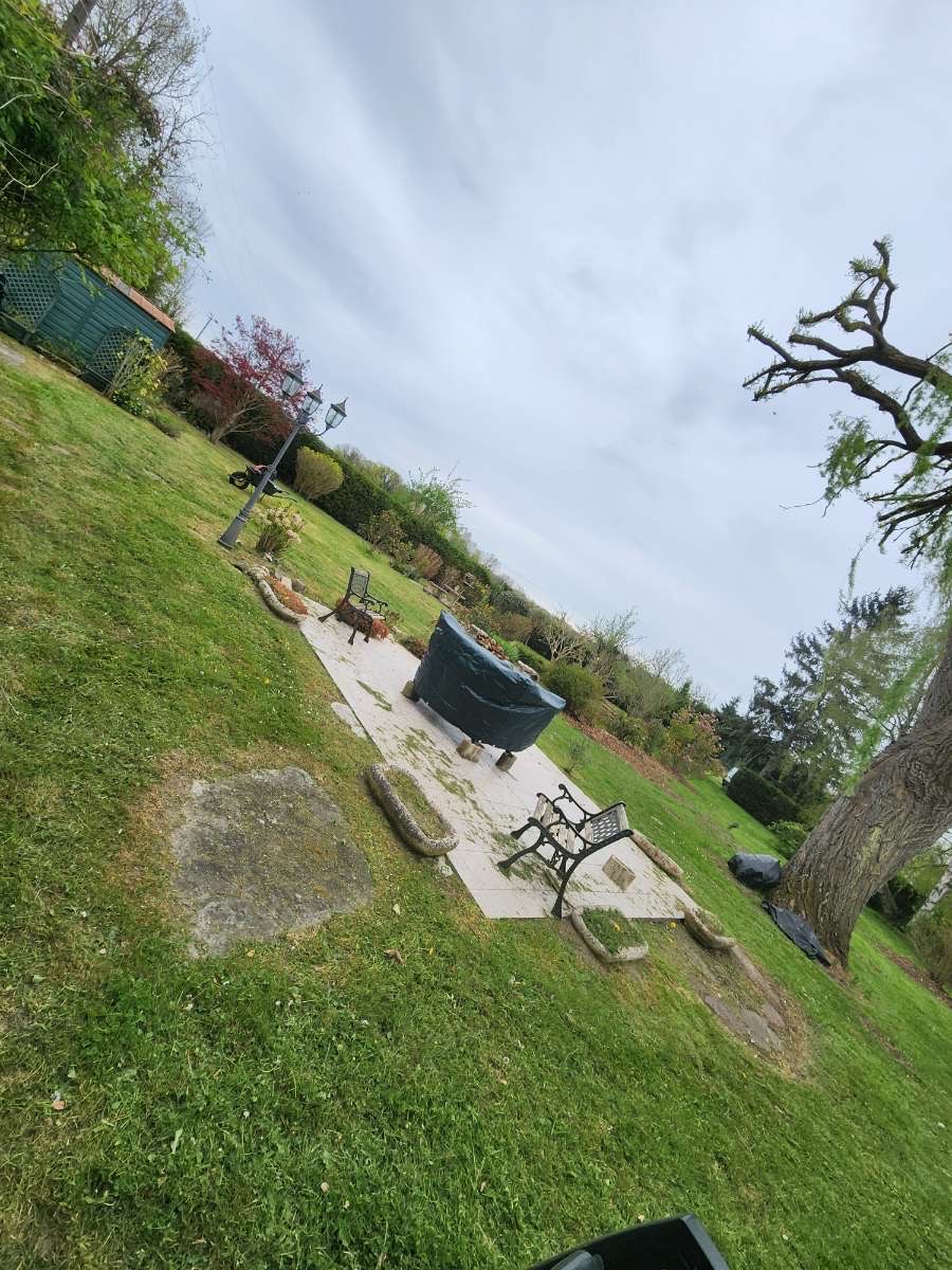 Terrasse avec mobilier de jardin, table et barbecue