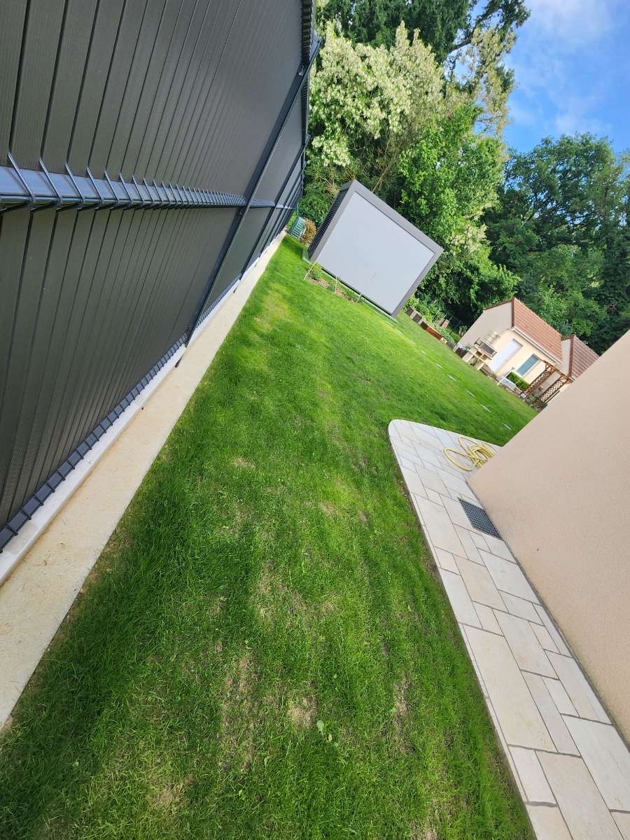 Pelouse neuve impeccable vue depuis la terrasse