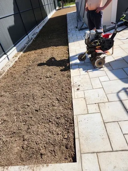 Paysagiste ALP Jardin en train de travailler dans un jardin en Essonne